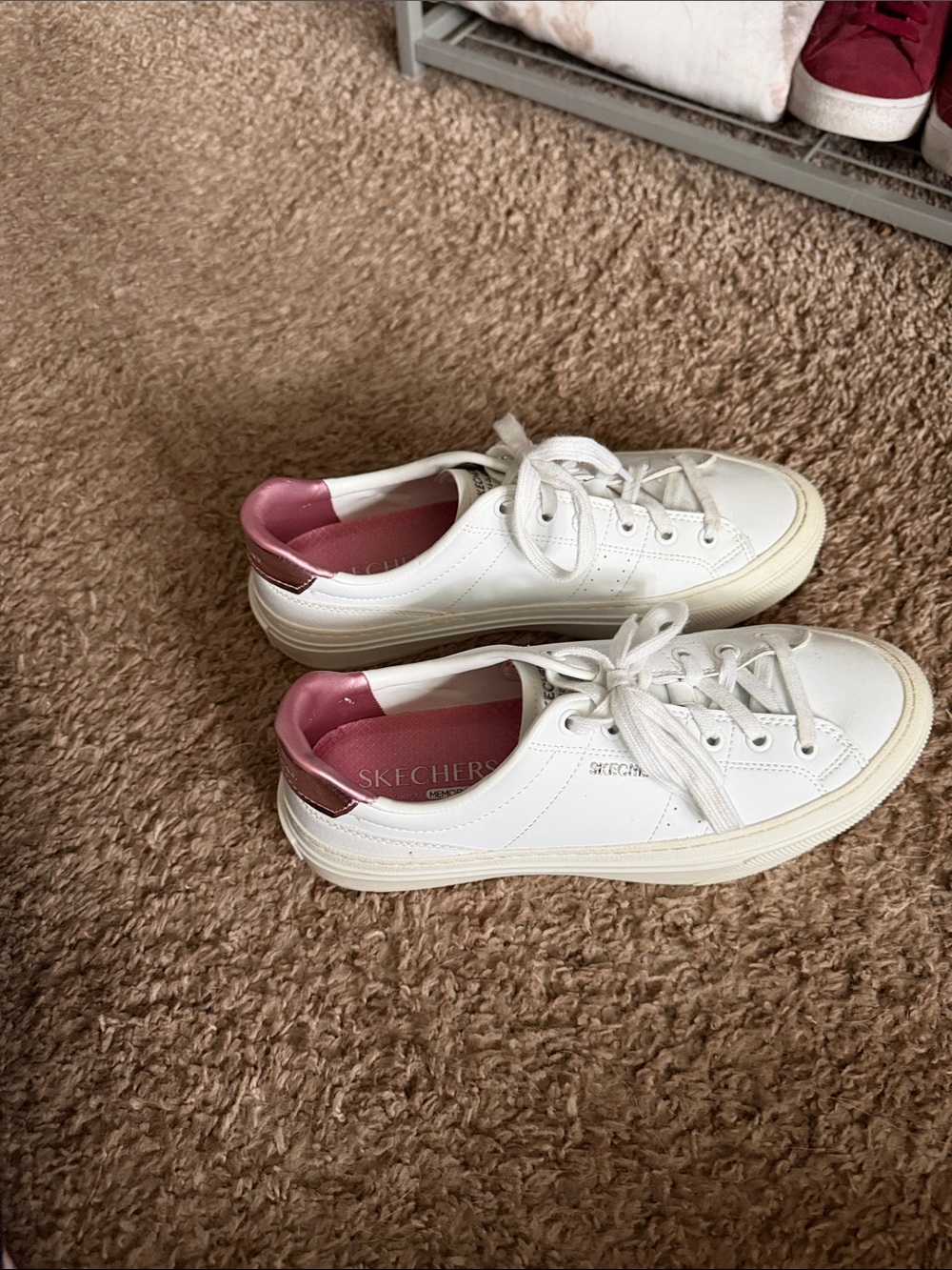 Skechers White Low-Top Sneakers with Pink Metallic Heel
